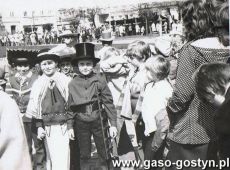 9269.Przedszkolacy na gostynskim Rynku (lata 70. XX wieku)