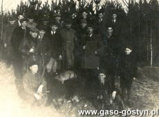 9272.Pierwsze polowanie czlonkow Kolka Lowieckiego w Gostyniu na dziki w okolicach lesniczowki Klony (1948 r.), dziki odstrzelili Zbigniew Jankiewicz i Edmund Kaczmarek