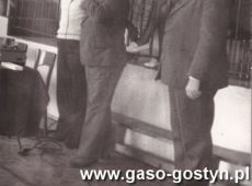 929.Dzialacze MZKS Kania Gostyn, od prawej stoja Zdzislaw Wojciechowski, Boleslaw Lamek i sedzia pilki siatkowej Antoni Kus