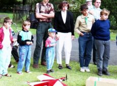 9303.Pozegnanie wakacji - impreza plenerowa w Osrodku Sportu i Rekreacji w Gostyniu, pokaz modeli latajacych (wrzesien 1993 r.).JPG