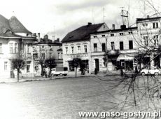 9317.Rynek w Gostyniu, w oddali widoczny sklep sportowo-turystyczny (koniec lat 70. XX wieku), obecnie miesci sie tam ksiegarnia