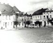 9317.Rynek w Gostyniu, w oddali widoczny sklep sportowo-turystyczny (koniec lat 70. XX wieku), obecnie miesci sie tam ksiegarnia