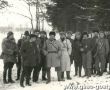 9327.Uczestnicy polowania na zajace w lesie przy Hucie Szkla w Gostyniu (1952 r.)