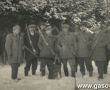 9328.Czlonkowie Kola Lowieckiego z Gostynia po polowaniu na dziki w Osowie (1954 r.)