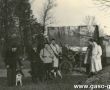 9329.Mysliwi z Kola Lowieckiego z Gostynia przed polowaniem na dziki w Osowie (1955 r.)