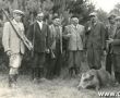 9330.Mysliwi z Kola Lowieckiego z Gostynia po zakonczeniu polowania na dziki w Osowie (1955 r.)