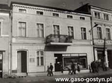 9345.Rynek 20 w Gostyniu - kamienica z poczatku XX wieku na zdjeciu z lat 80. XX wieku