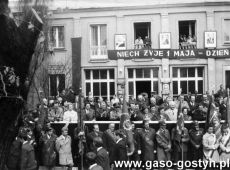9364.Trybuna honorowa pochodu 1-majowego przed siedziba Powiatowego Komitetu PZPR w Gostyniu (1 maja 1971 r.).JPG