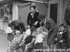 9365.W oczekiwaniu na pochod 1-majowy na ulicy 1 Maja w Gostyniu