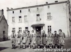 9368.Zbiorka harcerska boisku Szkoly Podstawowej nr 2 w Gostyniu (1962 r.)