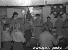941.Harcerskie przyrzeczenie uczniow Szkoly Podstawowej nr 1 w Gostyniu (1983 r.)