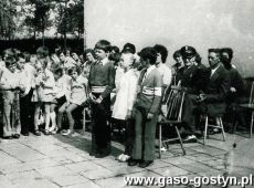 954.Zakonczenie roku szkolnego w Szkole Podstawowej w Kunowie (1979 r.)-uczniowie klasy drugiej recytuja wiersz