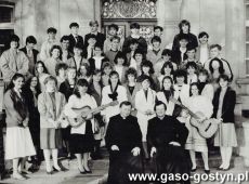 956.Zakonczenie lekcji religii gostynskiej mlodziezy, w dolnym rzedzie ksiadz Artur Przybyl (proboszcz parafii farnej) i  ksiadz Marian Derkaczewski (1987 r.)