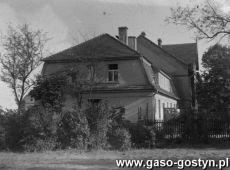 957. Dom przy Adolf Adolf Hitler Strasse (obecnie Wroclawska) - 1942 r., widok od strony kosciola ewangelickiego