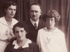 959. Rodzina Kolomlockich (Michalina, Wladyslaw, Krystyna i Zbigniew) - Gostyn 1937 r.