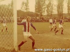 963.Mecz pilki noznej na stadionie OSiR w Gostyniu (w koszulkach w pasy pilkarze Kani Gostyn)