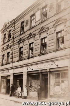 964.  Kamienica przy ul.Sw. Ducha (obecnie 1 Maja) w Gostyniu (1937 r.)