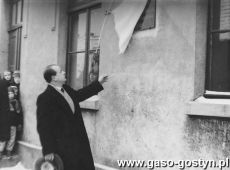 971.Pogorzela - 18.01.1959 r. , odsloniecie pamiatkowej tablicy poswieconej powstancom wlkp. przez Miroslawa Foltynowicza