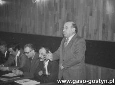 975.Zebranie sprawozdawczo-wyborcze MZKS Kania Gostyn-przemawia Franciszek Konieczny - naczelnik Miasta i Gminy Gostyn (sala kregielni KS Start w Gostyniu, 1984 r.).JPG