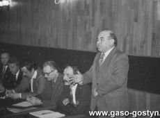 975.Zebranie sprawozdawczo-wyborcze MZKS Kania Gostyn-przemawia Franciszek Konieczny - naczelnik Miasta i Gminy Gostyn (sala kregielni KS Start w Gostyniu, 1984 r.).JPG
