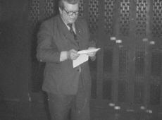 979.Zebranie sprawozdawczo-wyborcze MZKS Kania Gostyn - przemawia Zdzislaw Wojciechowski (sala kregielni KS Start w Gostyniu, 1984 r.).JPG