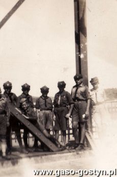 981. Harcerze z Gostynia na moscie w Sremie (1938 r.)