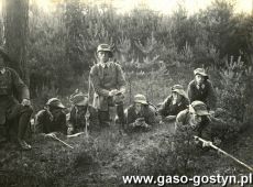 985.Podchody miedzyplutonowe w lesie krajewickim harcerzy z I Druzyny Harcerskiej im. Tadeusza Kosciuszki w Gostyniu (1916 r.)