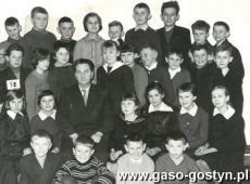 993.Klasa Ve SP 1 w Gostyniu (rok. szkolny 1964-1965), na zdjeciu z dyr Kazimierzem Dajewskim, a wychowawczynia klasy byla Stanislawa Szmyt