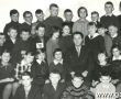 993.Klasa Ve SP 1 w Gostyniu (rok. szkolny 1964-1965), na zdjeciu z dyr Kazimierzem Dajewskim, a wychowawczynia klasy byla Stanislawa Szmyt