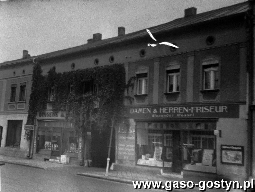 tl_files/pliki/inne/Tadeusz Tomaszewski/Zaklad fryzjerski Alexandra Wessela przy Bahnhofstrasse 32 (Kolejowa) w Gostyniu (1942 r.).jpg