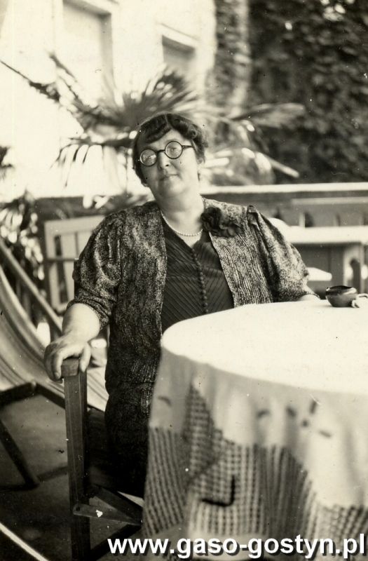tl_files/pliki/zdjecia/Okolice Gostynia/3/1068. Czerwiec 1939 r. - na tarasie palacu w Goli -Tekla z Morawskich Potworowska (1890-1941) - zona Edwarda Potworowskiego (1885-1939).jpg